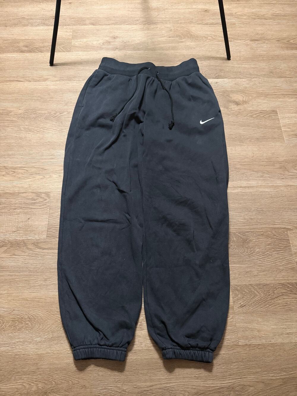 Modern Nike Club Fleece Jogger Sweatpants Black Embroidered Swoosh Size Medium